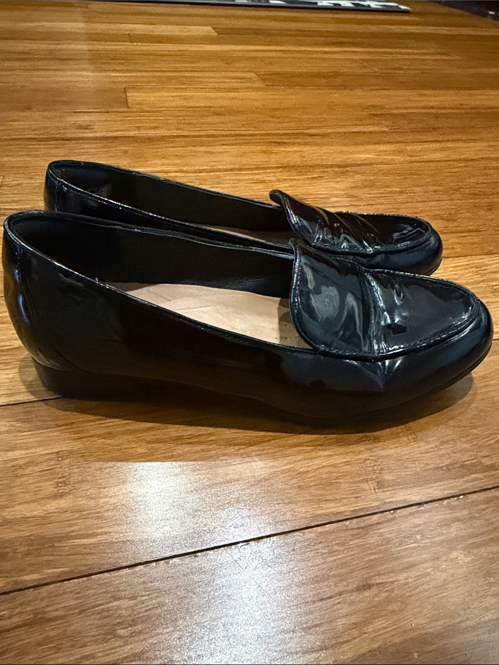 Clarks Unstructured Shoes Womens
Size 8 Black Patent Loafers Flats Comfort